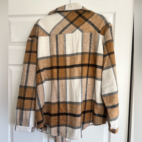 Plaid shacket with tags on. Size XL - Picture 2 of 5